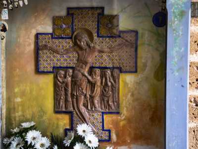 Realizzato da entrambi i fratelli e donato da Raffaele alla citt� vecchia nel 1995, � da allora conservato in un�edicola votiva di colore azzurro protetta da un vetro
